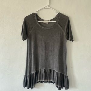 Small grey tee with bottom ruffle